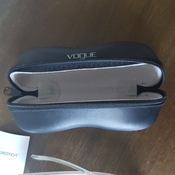 NWOT Vogue women's sunglasses with case and towel - Picture 7 of 8